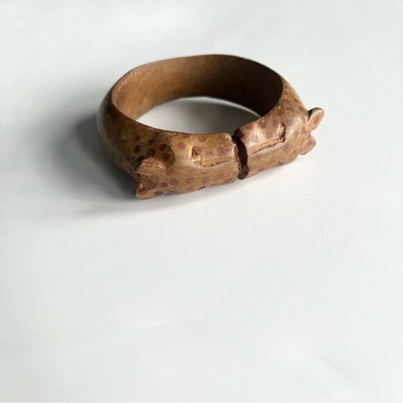 Hand Carvedβ Wooden Bangle Bracelet Kissing Cheetahs African Safari Boho Artsy - Picture 2 of 9